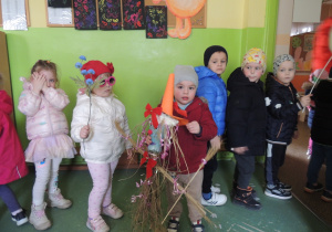 Dzieci z Marzannami gotowe do wyjścia.