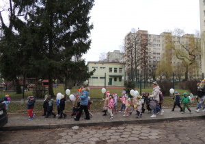 Grupa 1 i 2 w okolicy przedszkola.