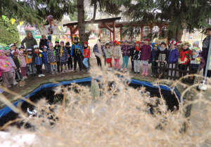 Dzieci wokół oczka wodnego.