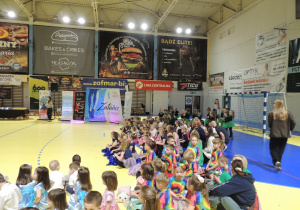 Nasi tancerze wraz z uczestnikami z innych przedszkoli.