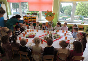 Grupa 2 przy świątecznym stole.