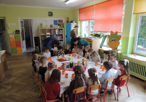 Grupa 2 przy świątecznym stole.