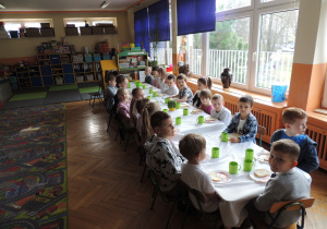 Grupa 4 przy świątecznym stole.