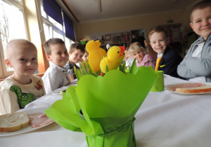 Grupa 4 przy świątecznym stole.