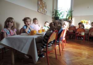 Grupa 1 przy świątecznym stole.