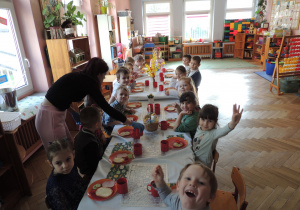 Grupa 5 przy świątecznym stole.