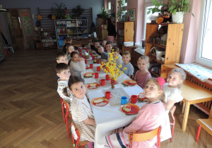 Grupa 5 przy świątecznym stole.