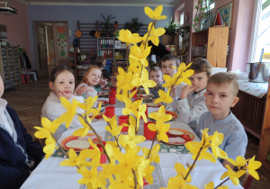 Grupa 5 przy świątecznym stole.