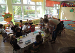 Eksperymenty z solą i różnymi zapachami.