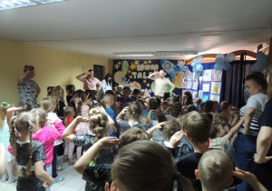 Kiedy wujek Darek wchodzi na scenę to wszyscy tańczą.