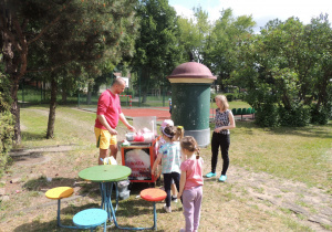 Pokaz robienia waty cukrowej.