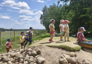 Dzieci na zjeżdżalni.