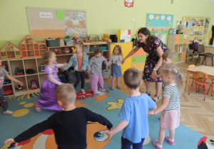 Dzieci bawią się w kole.