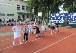 Występ młodszych starszaków.