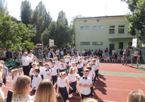 Starszaki tańczą Poloneza.