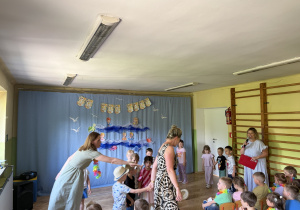 Zobaczcie, nasze kapelusze latają.