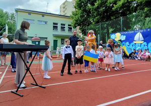 Dzieci z Ukrainy śpiewające piosenkę w ojczystym języku