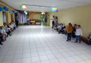 Dzieci na sali czekają na Dinusia- przedszkolną maskotkę