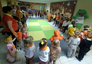 Dzieci witają Dinusia - przedszkolną maskotkę