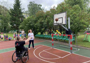 Pokaz rzutów do kosza w wykonaniu prawdziwego koszykarza oraz tegorocznego maturzysty.