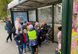 W oczekiwaniu na autobus.