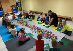 Pan prowadzący wyjaśnia nam co i w jaki sposób będziemy budowali.