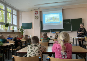 Slajdy wyświetlane na ekranie pomagały nam zrozumieć o czym mówiła pani profesor.