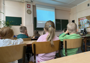 Dzieci zasłuchane w w temat lekcji.