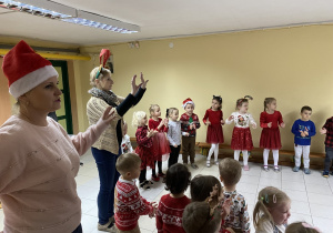 Po spojrzeniach dzieci widać, że chyba kogoś jeszcze brakuje.