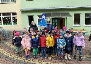 Grupa V z Marzanną przy wyjściu do ogrodu.