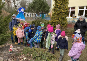 Dzieci z gr. IV i V szukają zwiastunów Wiosny.