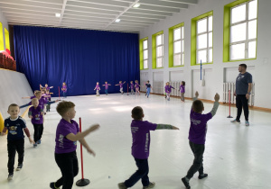 Zajęcia sportowe na sali gimnastycznej.