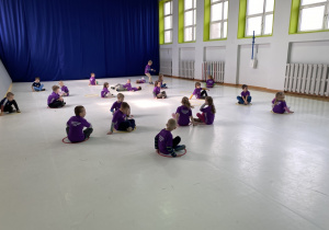 Zajęcia sportowe na sali gimnastycznej.
