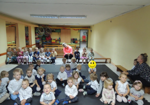 Dzieci czekają na rozpoczęcie.