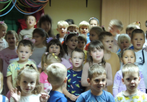 Starsi koledzy i koleżanki uważnie obserwują co się dzieje.