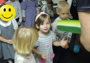 Ciocia Dyrektor pasuje kolejno wszystkie nowe Przedszkolaki.