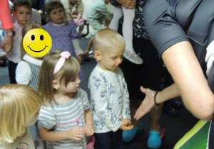 Ciocia Dyrektor pasuje kolejno wszystkie nowe Przedszkolaki.