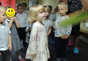 Ciocia Dyrektor pasuje kolejno wszystkie nowe Przedszkolaki.