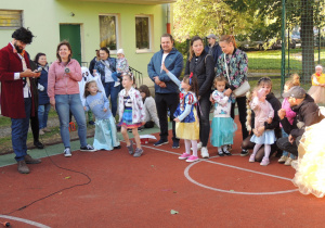 Konkurs znajomości bajek - prowadzi Pan Kleks.