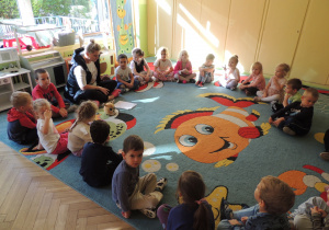 Dzieci z uwagą słuchają słów cioci Oli.