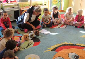 Ciocia Ola czyta ciekawą historię.