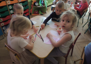 Nadszedł czas pracy przy stole.