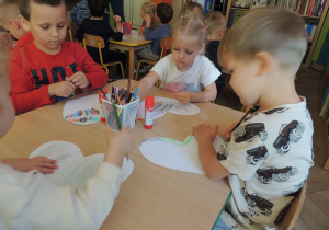 Mali artyści przy pracy.