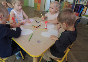 Mali artyści przy pracy.