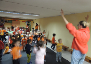 Wspaniała zabawa przy muzyce - prowadzi ciocia Aga.