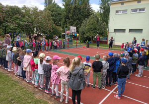 Otwarcie imprezy na boisku przedszkolnym przez Panią Dyrektor Katarzynę Kruszyńską.
