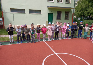 Grupa IV na boisku przedszkolnym.