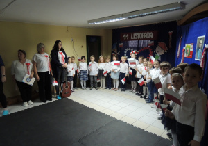 Wszyscy w pięknych galowych strojach.