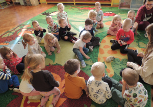 Najmłodsze dzieci zafascynowane kolczastym gościem.