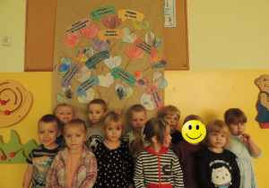 Najmłodsze dzieci prezentują swoją pracę.